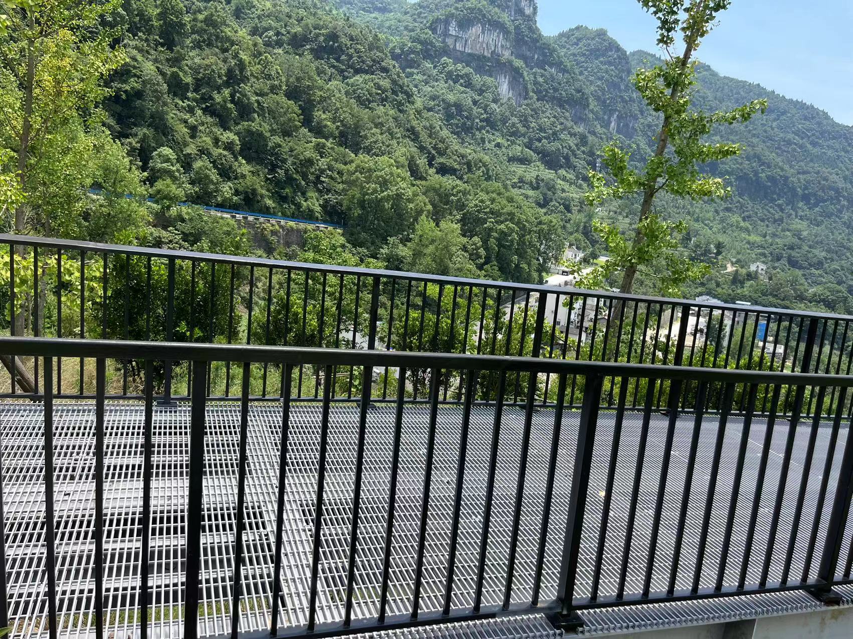 Pedestrian walkway made of aluminum grating